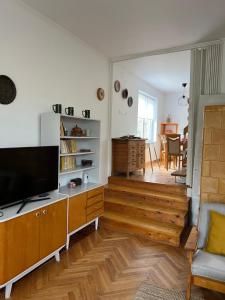 uma sala de estar com uma grande televisão de ecrã plano em Hilóczki Vendégház em Bogács