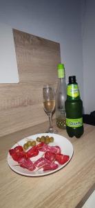 talerz jedzenia i kieliszek wina na stole w obiekcie Hostal El Caracol w mieście Valdemoro