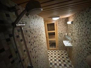 La salle de bains est pourvue d'un lavabo et d'une fenêtre. dans l'établissement Kauba Apartment, à Viljandi