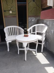 Oda Bungalows في غيلي تراوانغان: كرسيين بيض وطاولة عليها صحن فاكهة +17 صورة