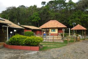 - un groupe de petites maisons au toit de chaume dans l'établissement Pousada Marumbe, à Macacos