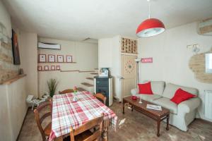 een woonkamer met een bank en een tafel bij Barbera's Home in Camino