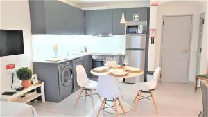 cocina con mesa y sillas en Home Sweet Home, en Albufeira