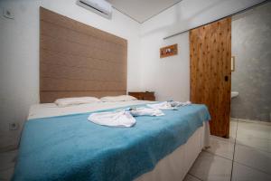 Ein Bett oder Betten in einem Zimmer der Unterkunft Hotel GranDourados