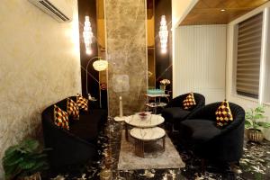 ROYAL LALIT Grand Hotel的休息区