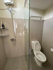 La salle de bains est pourvue de toilettes et d'une cabine de douche en verre. dans l'établissement The Naya Villas Private Pool, à Karangploso