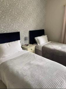 Ένα ή περισσότερα κρεβάτια σε δωμάτιο στο Drop Anchor House, Spacious 3 bedroom apartment, fabulous sea views