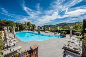 une piscine avec des chaises longues et une terrasse dans l'établissement Barbera's Home, à Camino