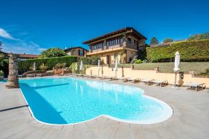 uma grande piscina em frente a uma casa em Barbera's Home em Camino