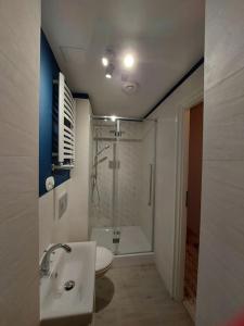 Koupelna v ubytování Słoneczna klimatyzowana kawalerka w sercu miasta - Piotrkowska 37