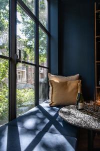 um quarto com uma mesa e uma grande janela em Luxurious Residence in Vondelpark/Museum District em Amsterdã