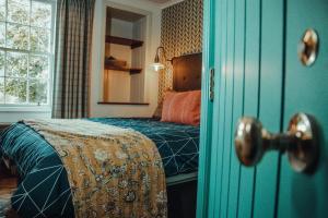 Postel nebo postele na pokoji v ubytování Custom House Hotel