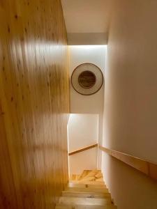 una camera con corridoio e scala con pavimenti in legno di Nature & Sea - Casa Vinhateira West Duplex a Caloura