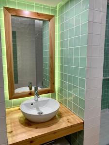 un bagno con lavandino e specchio di Nature & Sea - Casa Vinhateira West Duplex a Caloura