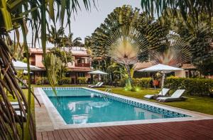 a swimming pool in a yard with palm trees at A - Pipa Beleza Unidades Particulares in Pipa