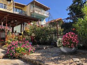 un jardín con flores frente a una casa en Guest House Paskal, en Balchik