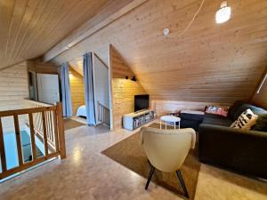 uma sala de estar com um sofá e uma televisão em Villa Tohonnokka em Kalajoki
