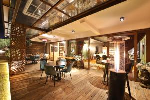 a lobby with tables and chairs and a bar at Secreto Boutique Hotel in Campos do Jordão