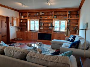 uma sala de estar com um sofá e um cão sentado numa mesa em BayView House em Angra do Heroísmo