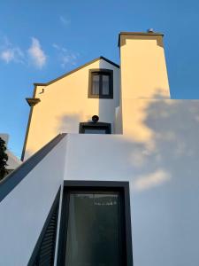 卡爾拉的住宿－Nature & Sea - Casa Vinhateira East Duplex，享有房子外墙的景色,背景是天空