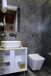 ROYAL LALIT Grand Hotel的一间浴室