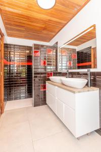 baño con 2 lavabos y espejo grande en Chalet paxariñas en Sanxenxo