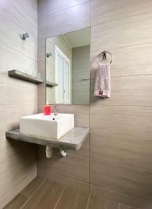 uma casa de banho com um lavatório e um espelho em Amadel Residence 爱媄德民宿 13 em Malaca