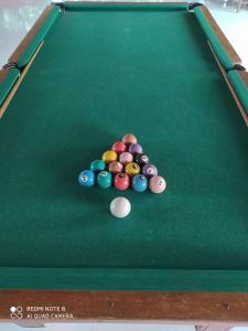 オリンピアにあるChácara Espaço Felizのビリヤード台のキューボール