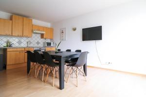 una mesa de comedor negra con sillas negras en la cocina en CozyNite Premium Apartment Favoriten 2, en Viena