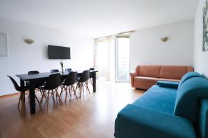 sala de estar con sofá, mesa y sillas en CozyNite Premium Apartment Favoriten 2, en Viena