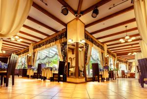 een eetkamer met tafels en stoelen in een gebouw bij Dvorik Leva in Truskavets