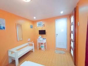 um quarto com uma cama, uma secretária e uma porta em Ladolcevita Inland Resort em Cabadbaran