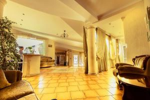 een grote woonkamer met een bank en stoelen bij Dvorik Leva in Truskavets