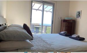 מיטה או מיטות בחדר ב-Sunset Views Paphos