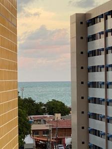 vistas al océano desde un edificio en Apartamento novinho 2 quartos Ponta Verde, en Maceió