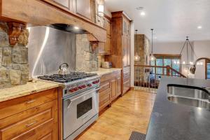 Cuisine ou kitchenette dans l'établissement Ski In Out Luxury Villa #492 With Hot Tub & Great Views - 500 Dollars Of FREE Activities & Equipment Rentals Daily