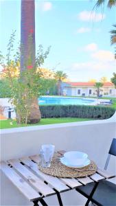 une table avec une plaque et un verre sur celle-ci, dans l'établissement Home Sweet Home, à Albufeira