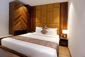 ROYAL LALIT Grand Hotel客房内的一张或多张床位