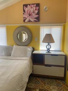 Postel nebo postele na pokoji v ubytování Cozy studio with private spa + 48 fotografií