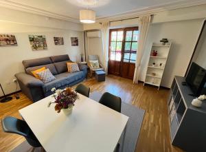 ein Wohnzimmer mit einem Tisch und einem Sofa in der Unterkunft Apartamento La Plaza en Toro Zamora in Toro
