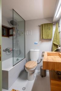 Koupelna v ubytování Dandy Villas Ioannina -Colorful Boutique House-in Old Town-Cozy + 32 fotografií