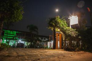 a building with a street light at night at Pousada Amaravida in Praia do Rosa