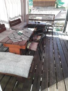 patio ze stołem i krzesłami na tarasie w obiekcie Sokolovna Markoušovice - u Trutnov Trails w mieście Velké Svatoňovice