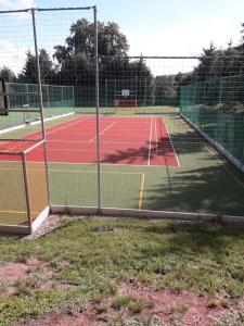 een tennisbaan met een net op een tennisbaan bij Sokolovna Markoušovice - u Trutnov Trails in Velké Svatoňovice
