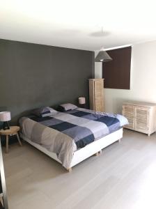 1 dormitorio con 1 cama con edredón azul y blanco en Gîte et Chambres d'hôte L'Amarante en Theux