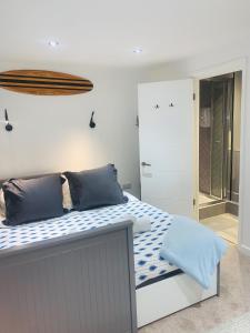 Voodi või voodid majutusasutuse TRIG-Private Studio, Courtyard, Walk to Fistral toas
