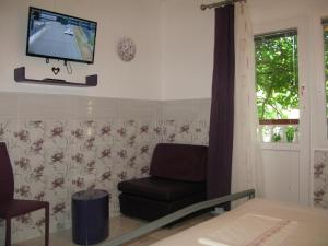 TV a/nebo společenská místnost v ubytování Apartment in Lopar with terrace, air conditioning, WiFi, washing machine 4229-3