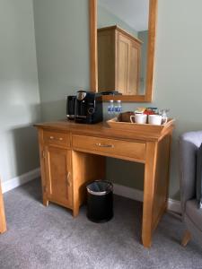 Marshpools Bed & Breakfast - Licensed near Weobley village的厨房或小厨房