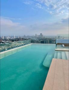 Bazén v ubytování Condo con vista al mar nebo v jeho okolí