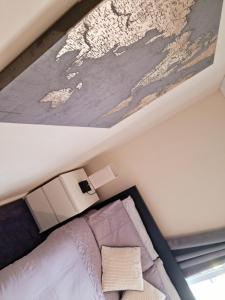 Pokój z łóżkiem i mapą na suficie w obiekcie The TJ Rooms w mieście Upton